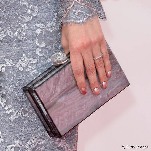 Emily Deschanel combinou o efeito metalizado do tom de prateado de sua bolsa na decoração de suas unhas para o Emmy Awards 2013